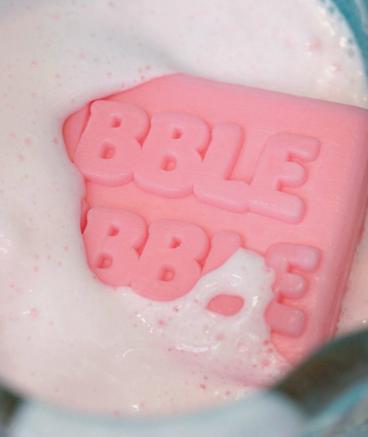 ピンクの石鹸と白い泡